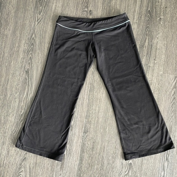 Sz8 Lululemon Black Clam diggers GUC in black with baby blue ribbing accent - Picture 1 of 7